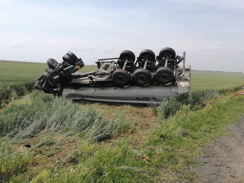 Tir răsturnat pe un drum european din Brăila: șoferul mașinii implicate a murit, iar traficul este blocat