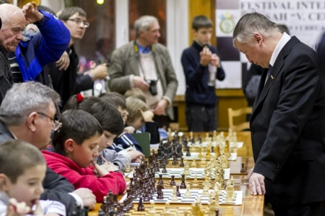 Legenda şahului a dat un simultan copiilor din Moldova