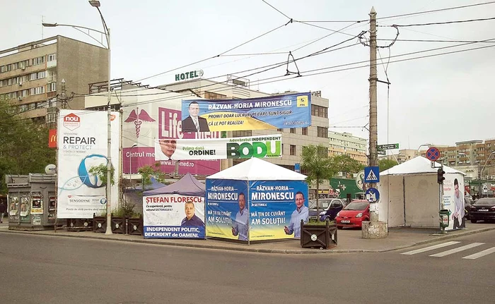 
    Intersecţia de la Lujerului (sectorul 6) e sufocată de bannere şi corturiFotografii: Dorin Constanda/ Dan L. Brumar  