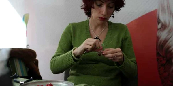 Adriana Rotaru lucreză la un colier
