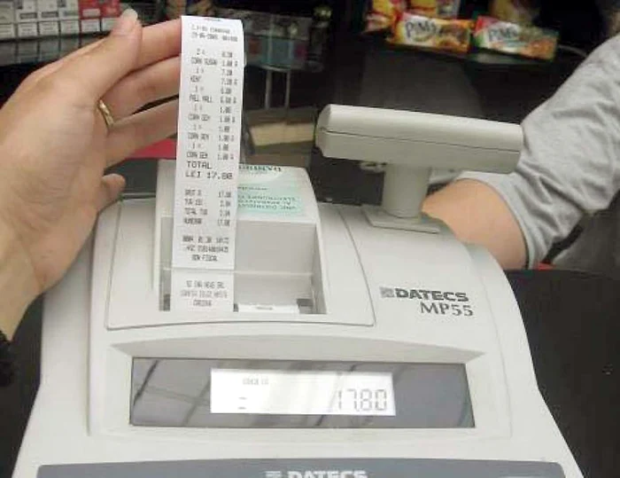 
    Comercianții spun că bonul se poate elibera doar după ce cumpărătorii achită produsele, nu înainteFoto: ph-online.ro  