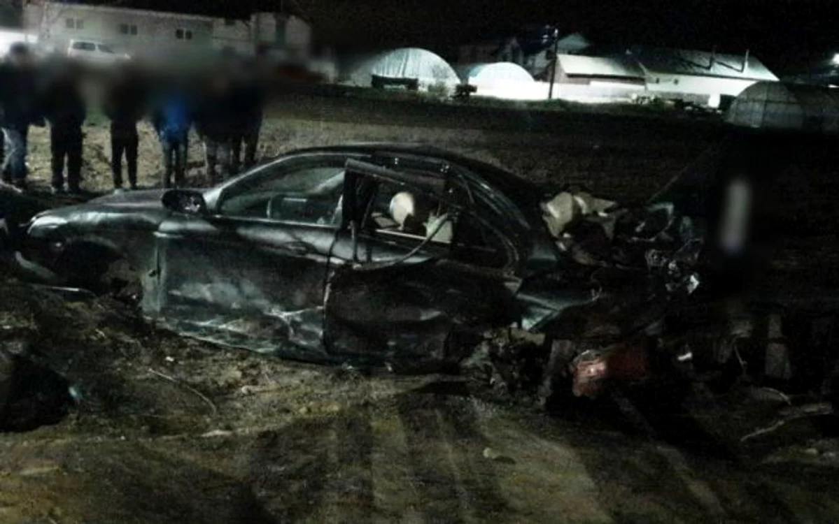 Autoturismul marca Jaguar a fost găsit răsturnat pe marginea drumului, în dâmboviţafoto: Adevărul