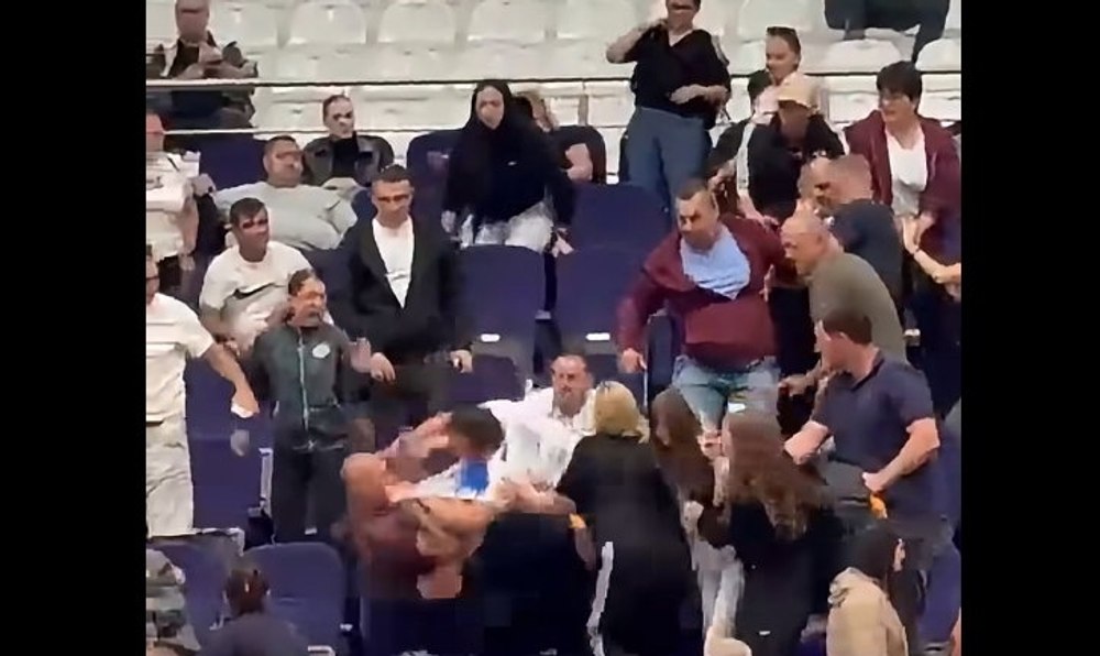 Scene uluitoare la Timișoara! Părinții s-au luat la bătaie în tribune, la un meci de handbal junioare
