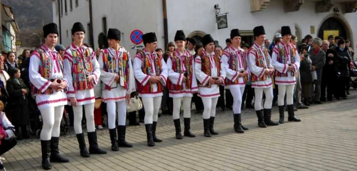 Bistriţeni în costume populare (foto: www.romaniaturistica.ro)