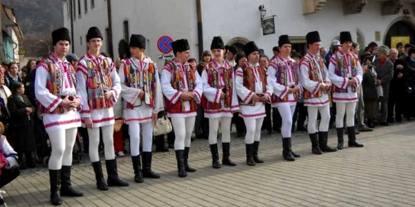 Bistriţeni în costume populare (foto: www.romaniaturistica.ro)