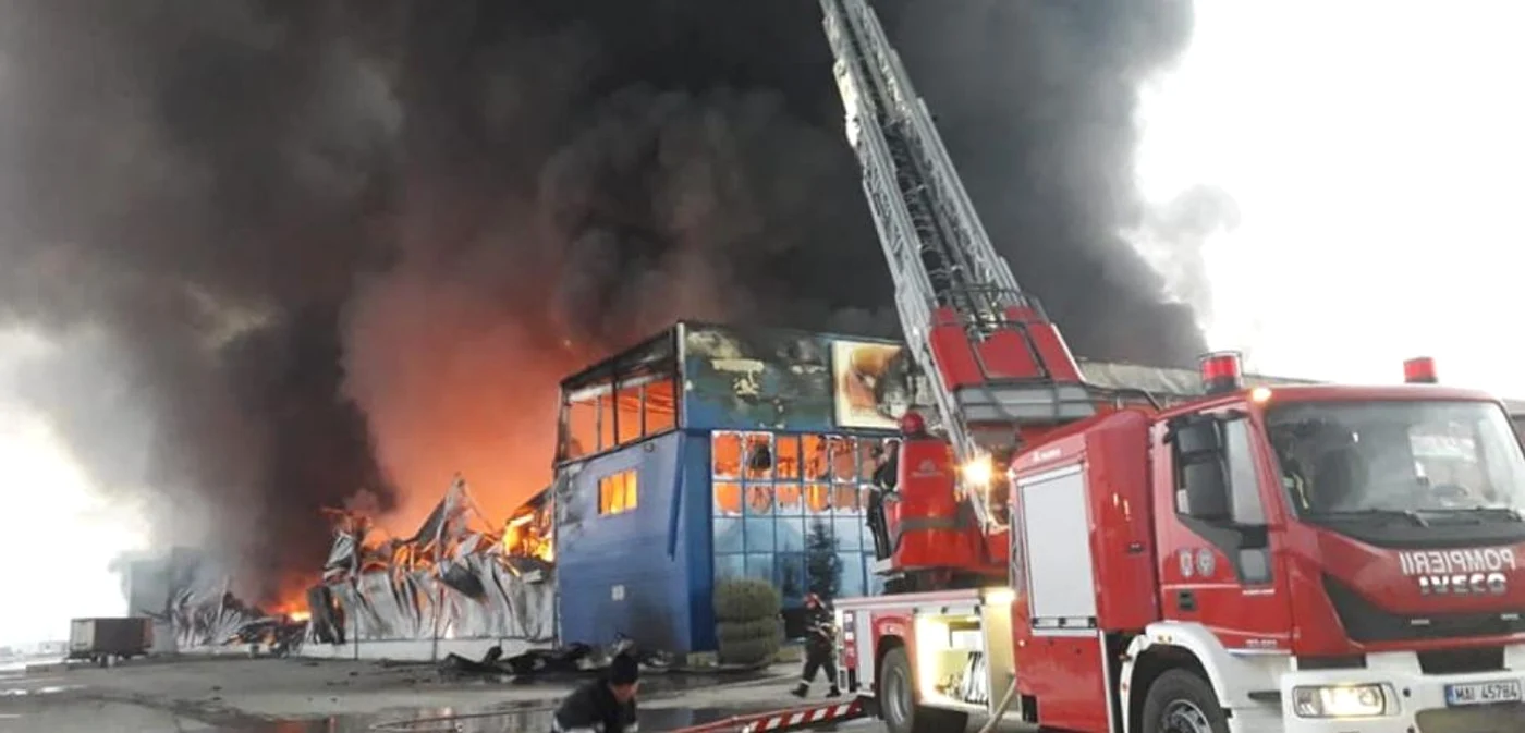 
    Flăcările au cuprins întreg complexul comercial  