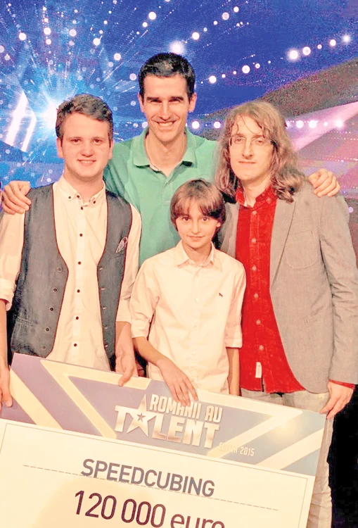 Radu Făciu (în verde), care a conceput show-ul de la "Românii au talent", exersa cubul Rubik ca să scape de stresul din sesiune