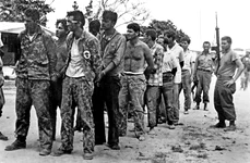Invadatorii capturați de trupele cubaneze în Bay of Pigs, la 20 aprilie 1961 (© Wikimedia Commons)