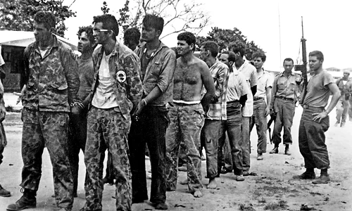 Invadatorii capturați de trupele cubaneze în Bay of Pigs, la 20 aprilie 1961 (© Wikimedia Commons)