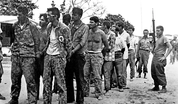 Invadatorii capturați de trupele cubaneze în Bay of Pigs, la 20 aprilie 1961 (© Wikimedia Commons)