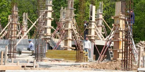 Botoşănenii preferă să plătească la negru zilieri pentru a-şi face vile cu preţuri minime