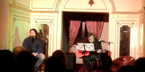 Actorii Alexandru Axente şi Liviu Manolache de la teatrul de Stat Constanţa în foaierul sălii Fantasio Foto S.I.