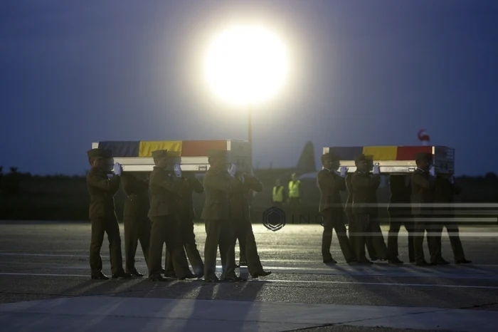 Cei doi militari români ucişi în timpul unui schimb de focuri în Afganistan au fost repatriaţi