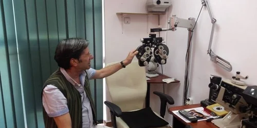 Alfred Kosar în magazinul său de optică medicală FOTO Ştefan Both