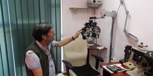 Alfred Kosar în magazinul său de optică medicală FOTO Ştefan Both