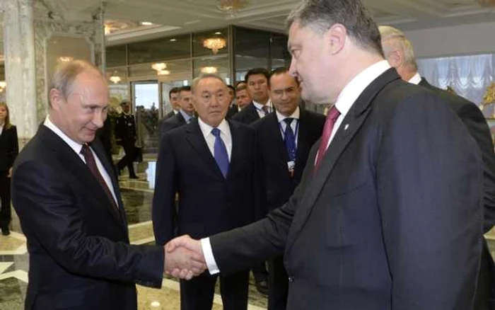 Strângere de mână între Petro Poroşenko, primul din dreapta, şi Vladimir Putin FOTO euractiv.com