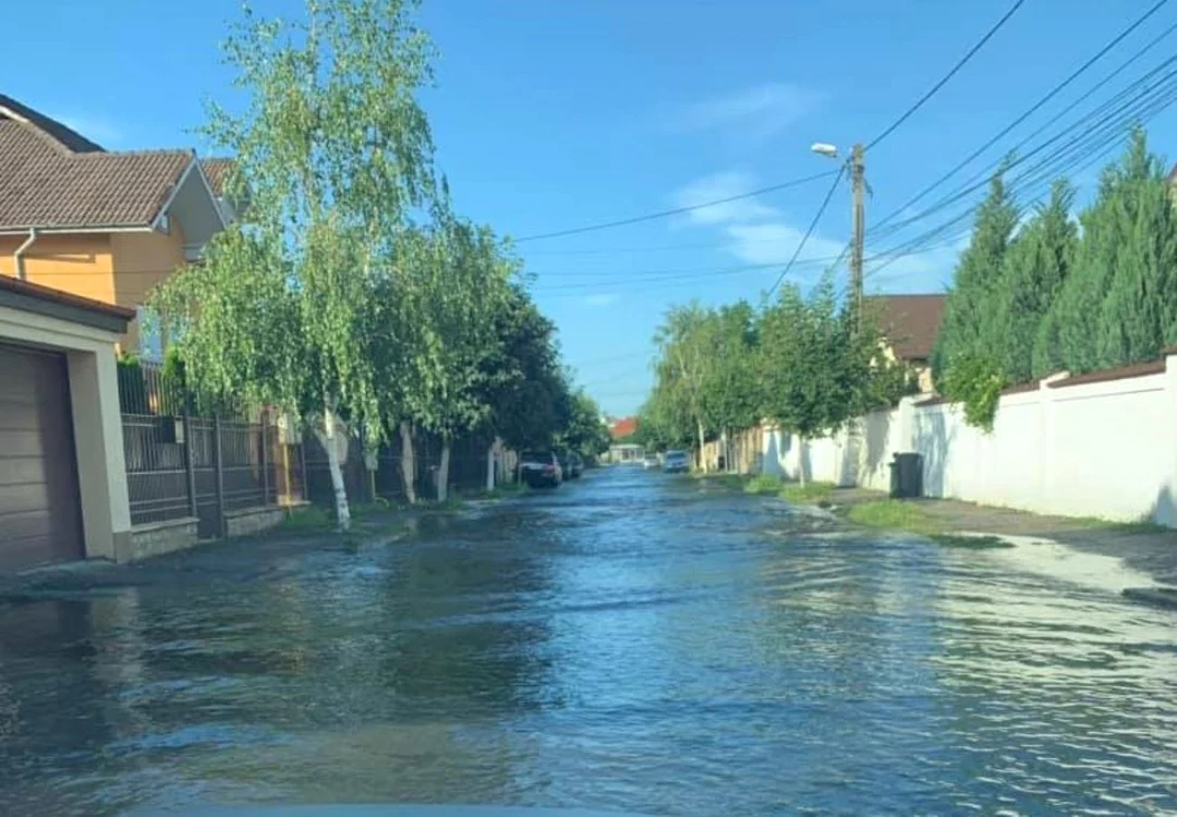 Lacul Panduraşul s-a revărsat pe străzile din apropiere