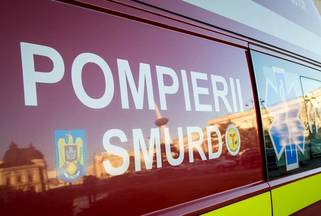 Bărbatul lovit de fulger a fost transportat la spital. Foto arhivă