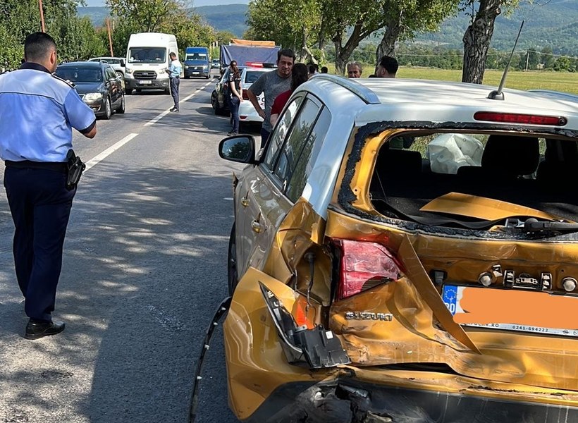 Carambol pe șoseaua care leagă Buzăul de Brașov, soldat cu trei răniți. Patru mașini s-au ciocnit
