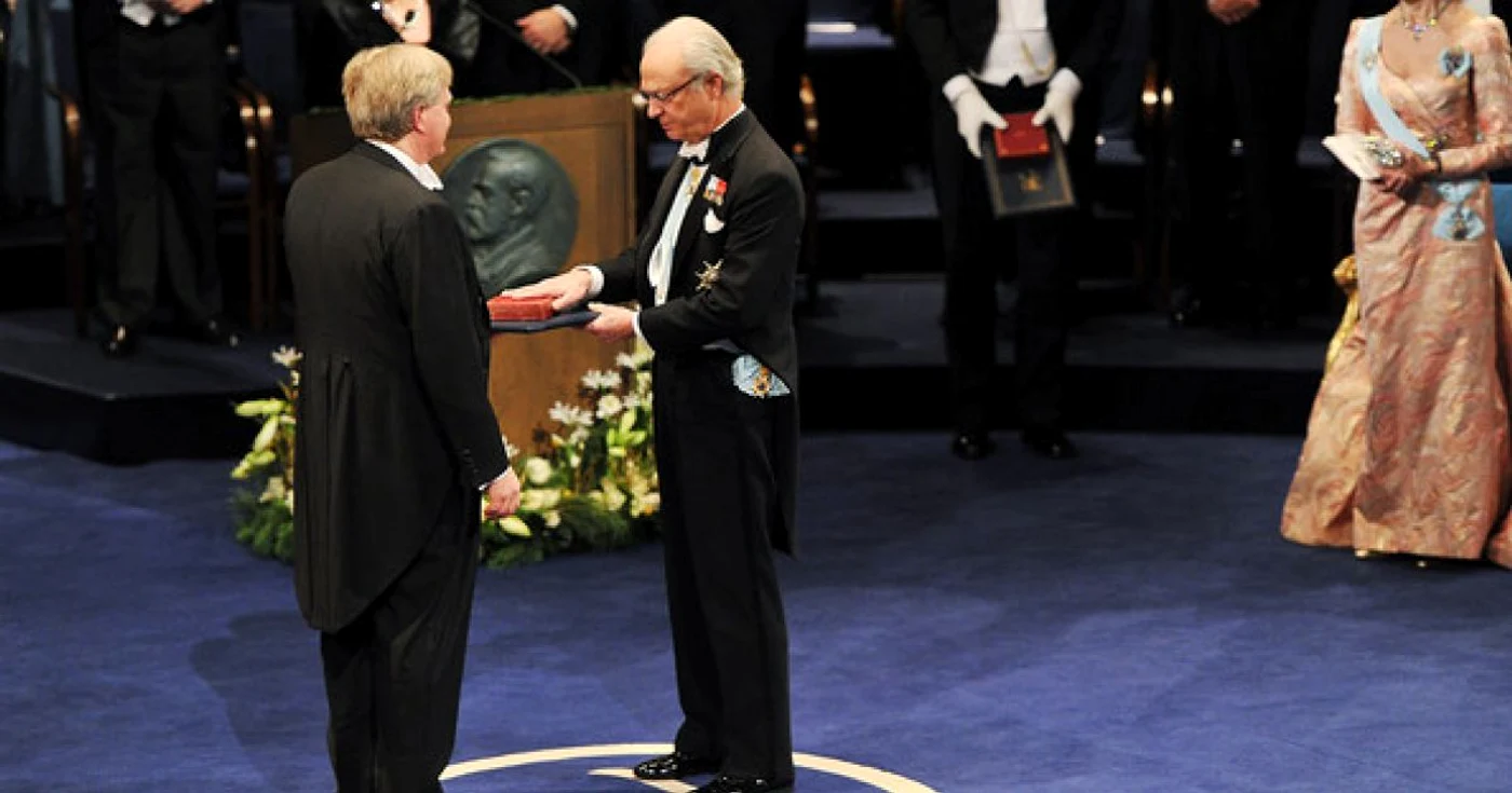 Brian Schmidt (stânga), la ceremonia de decernare a Premiilor Nobel.   Foto: nobelprize.org