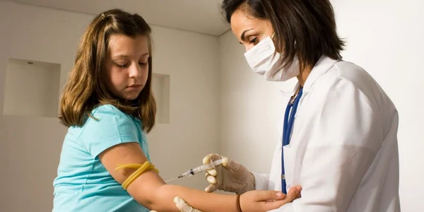 Fetele vor fi vaccinate la cabinetele şcolare
