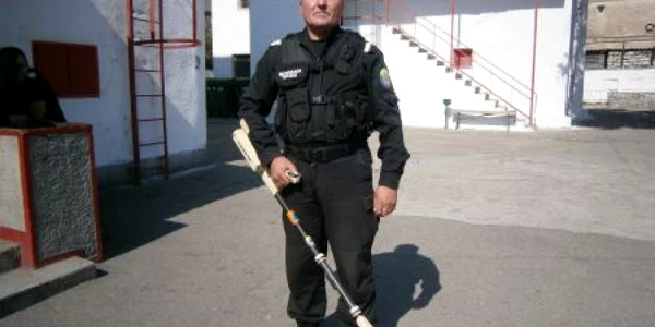 Fănel Troe a cărat pe braţe o bomă de 500 de kilograme
