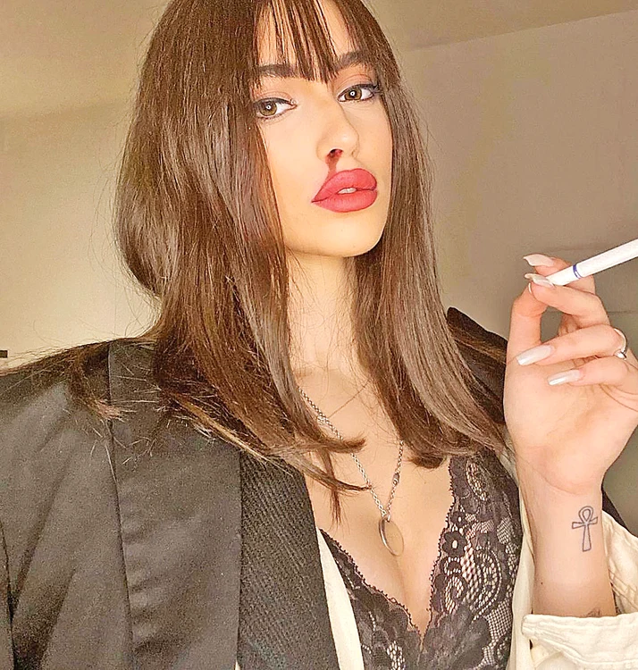 Eva Zaharescu e Mia  Wallace, iar Diana  Pârvu e Harley Quinn