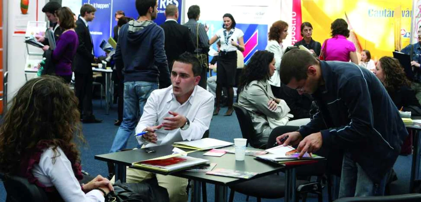 Tinerii încearcă să-şi găsească job la burse speciale