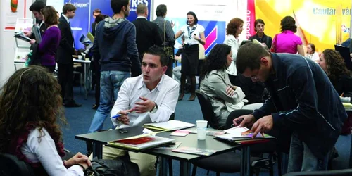 Tinerii încearcă să-şi găsească job la burse speciale