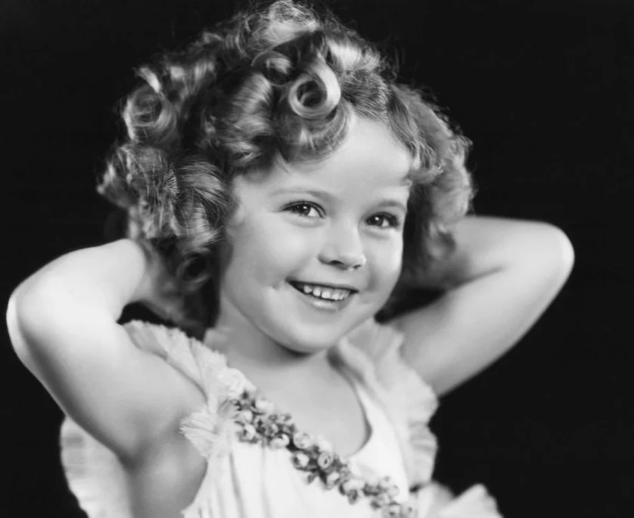 
    Părul micuţei Shirley Temple era atât de furmos, încât mulţi credeau că poartă perucă @profimediaclickpentrufemei.ro  