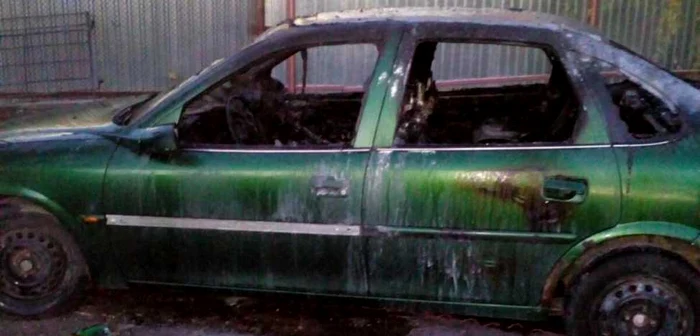 Flăcările au fost stinse de pompieri, însă autoturismul arsese 80%