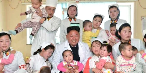 Kim Jong Un zambeste in timpul vizitei la Spitalul Taesongsan din Pyongyang Coreea de Nord FOTO Reuters/KCNA