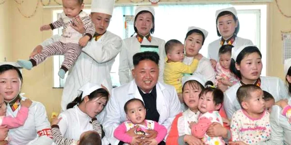Kim Jong Un zambeste in timpul vizitei la Spitalul Taesongsan din Pyongyang Coreea de Nord FOTO Reuters/KCNA