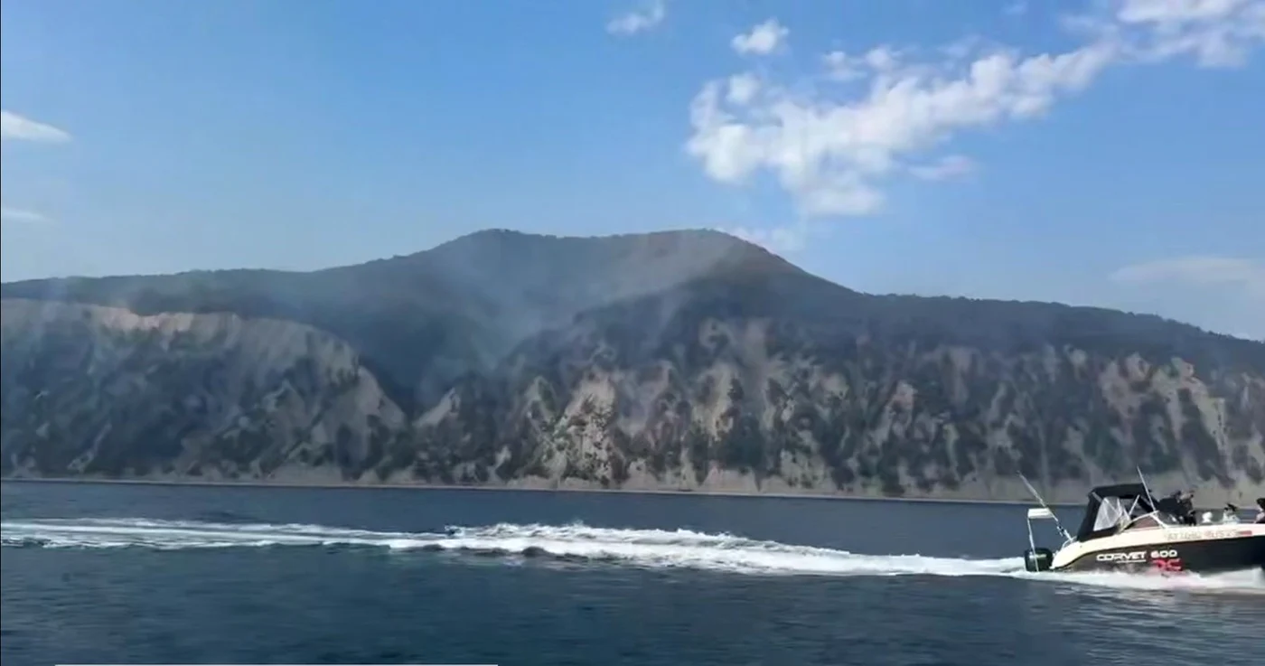 Incendiu de proporții lângă un palat atribuit lui Putin, pe coasta Mării Negre FOTO: Captură video