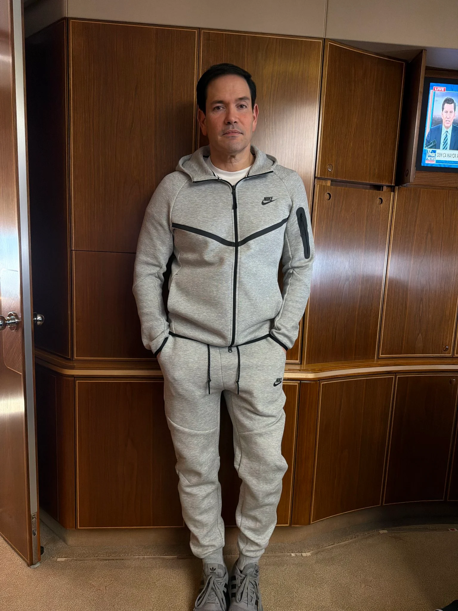Marco Rubio, fotografiat în timp ce purta un trening identic cu cel al lui Maduro din momentul capturării. Imaginea a devenit virală
