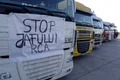 Transportatori pleacă dintr-o parcare de tiruri din Bolintin Vale, Giurgiu, spre centura Bucureștiului pentru a protesta. FOTO Inquam Photos / Octav Ganea