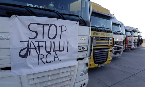 Transportatori pleacă dintr-o parcare de tiruri din Bolintin Vale, Giurgiu, spre centura Bucureștiului pentru a protesta. FOTO Inquam Photos / Octav Ganea