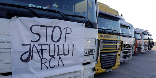 Transportatori pleacă dintr-o parcare de tiruri din Bolintin Vale, Giurgiu, spre centura Bucureștiului pentru a protesta. FOTO Inquam Photos / Octav Ganea