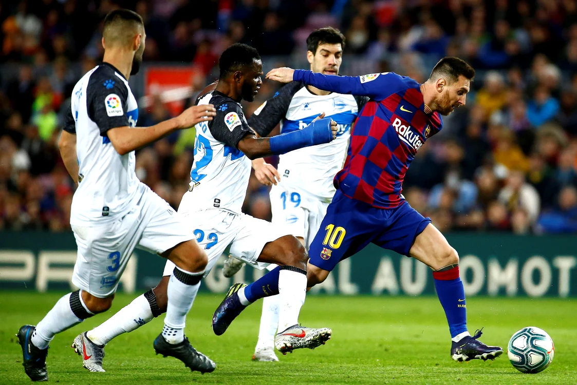 
    Lionel Messi se luptă pentru balon cu jucătorii lui Deportivo AlavesFoto: EPA-EFE  