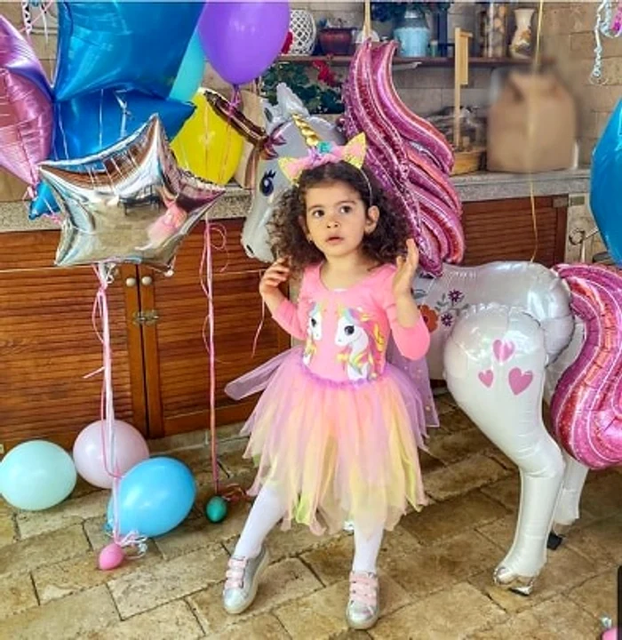 Petra a fost înconjurată de baloane colorate și de un unicorn imens