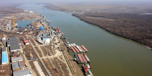 Dunărea aşteaptă răbdătoare podul de la Brăila. Sau tunelul de la Galaţi. Foto