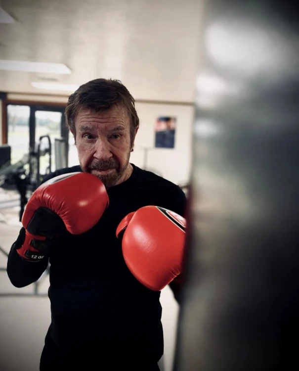 La 81 de ani, Chuck Norris continuă antrenamentele la sac - foto: Instagram