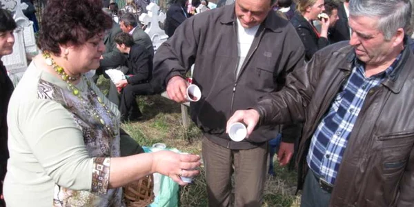 Locuitorii din Brădet s-a adunat în cimitir de Paşte, pentru a-şi aduce aminte de cei dragi
