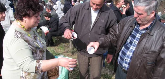 Locuitorii din Brădet s-a adunat în cimitir de Paşte, pentru a-şi aduce aminte de cei dragi