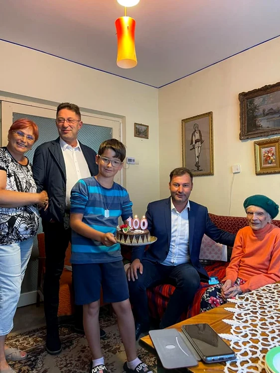 Maria Pantazi, la împlinirea vârstei de 100 de ani FOTO Prefectura Neamţ