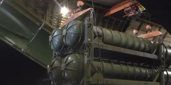 Sisteme S-300 descarcate de rusi in Siria Captura YouTube