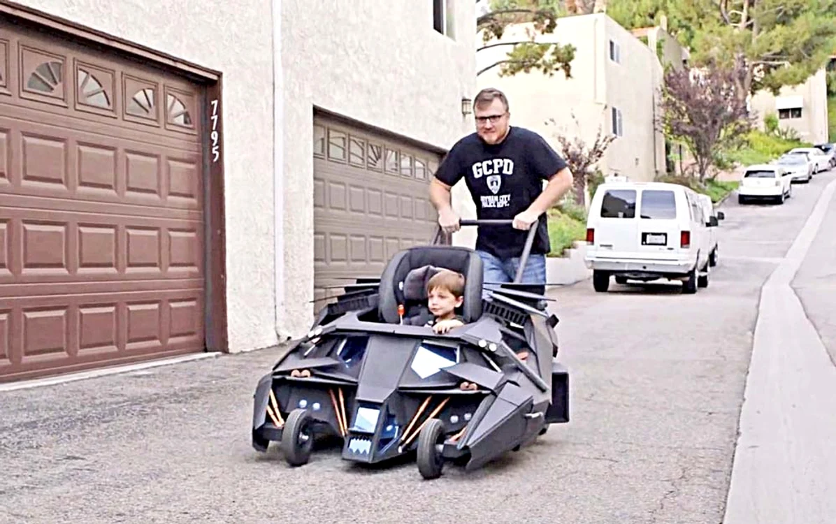 
    Batmobil-ul a fost  confecţionat din  plăci negre de PVCFoto: Hepta  