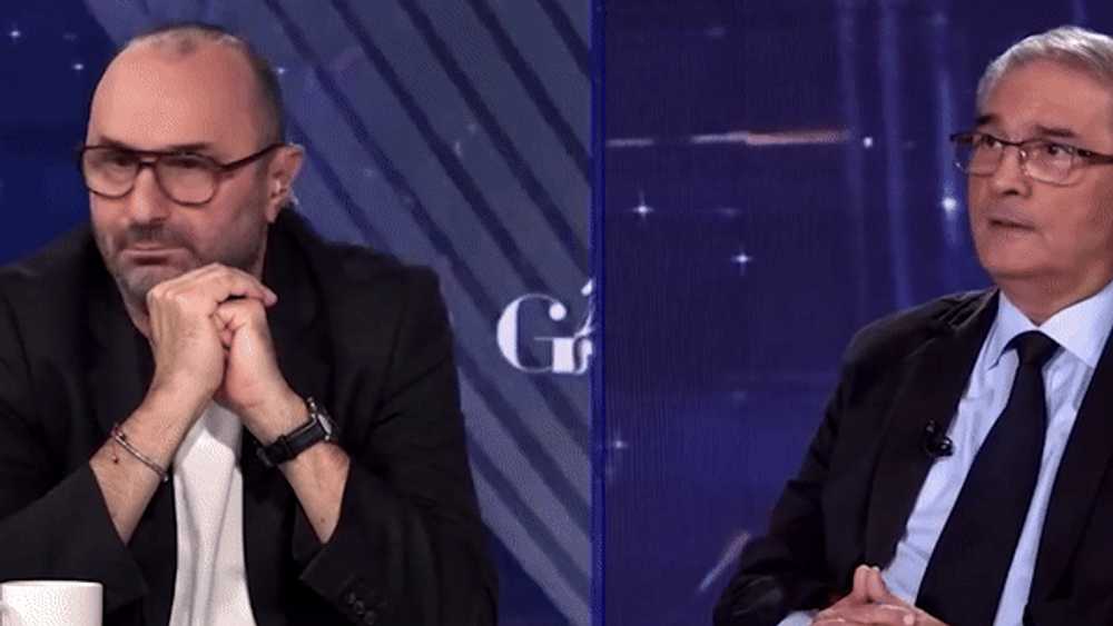 Incident șocant: Lui Marius Tucă i-a căzut decorul în cap în timp ce îl intervieva pe fostul șef al SIE
