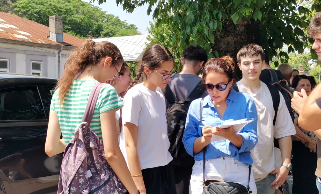 Candidații au verificat răspunsurile cu profesoara lor FOTO: Alina Mitran 
