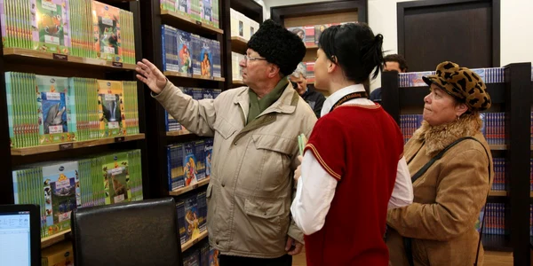 Paulina Codeuţ a venit cu soţul ei tocmai de la Sibiu să-şi completeze Colecţia Enciclopedia Disney. Foto: Stelian Grăjdan